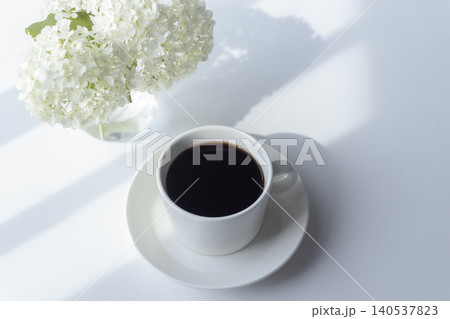 アナベルとブラックコーヒーが彩る爽やかな朝の時間 140537823