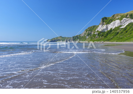 北海道室蘭市 イタンキ浜の鳴り砂と断崖が織りなす海岸風景 北海道室蘭市 イタンキ浜の鳴り砂と断崖が織りなす海岸風景 140537956