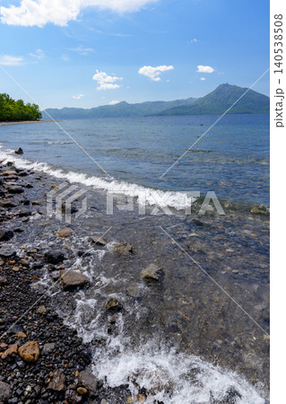 支笏湖と恵庭岳 澄み切った湖水が美しい北海道の絶景風景 支笏湖と恵庭岳 澄み切った湖水が美しい北海道の絶景風景 140538508