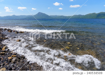 支笏湖と恵庭岳 澄み切った湖水が美しい北海道の絶景風景 支笏湖と恵庭岳 澄み切った湖水が美しい北海道の絶景風景 140538509