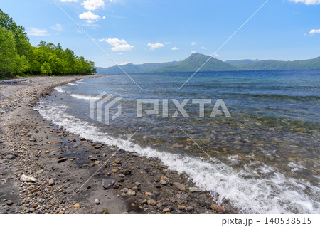 支笏湖と恵庭岳 澄み切った湖水が美しい北海道の絶景風景 支笏湖と恵庭岳 澄み切った湖水が美しい北海道の絶景風景 140538515