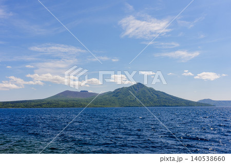 支笏湖と風不死岳 樽前山を望む北海道千歳市の絶景風景 支笏湖と風不死岳 樽前山を望む北海道千歳市の絶景風景 140538660