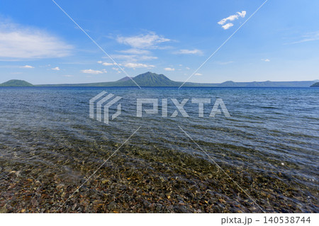 透明な支笏湖と風不死岳 北海道千歳市の美しい湖岸風景 140538744