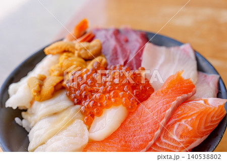 北海道の新鮮な魚介を味わう贅沢な海鮮丼 北海道の新鮮な魚介を味わう贅沢な海鮮丼 140538802