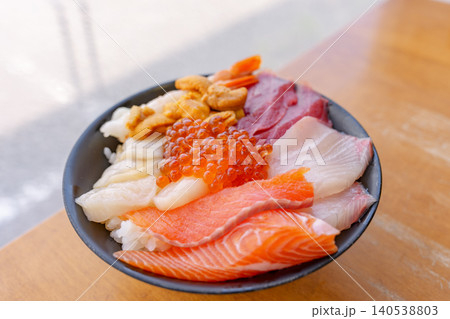 北海道の新鮮な魚介を味わう贅沢な海鮮丼 北海道の新鮮な魚介を味わう贅沢な海鮮丼 140538803