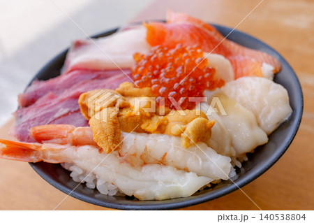 北海道の新鮮な魚介を味わう贅沢な海鮮丼 北海道の新鮮な魚介を味わう贅沢な海鮮丼 140538804