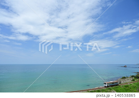 日本海の海岸沿いを走る列車 日本海の海岸沿いを走る列車 140538865