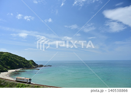 日本海の海岸沿いを走る列車 日本海の海岸沿いを走る列車 140538866