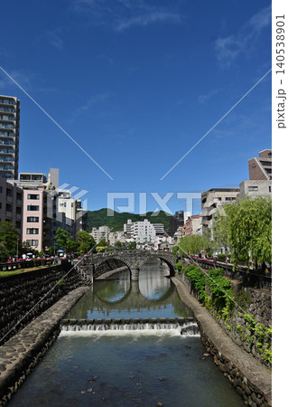 長崎市内に川の水が流れる眼鏡橋風景 長崎市内に川の水が流れる眼鏡橋風景 140538901