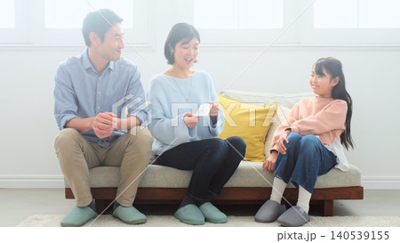 お年玉 親戚 家族 イメージ お年玉 親戚 家族 イメージ 140539155