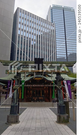 虎ノ門 金刀比羅宮の銅鳥居と社殿 虎ノ門 金刀比羅宮の銅鳥居と社殿 140539500