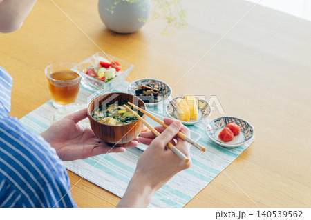 朝ご飯でお味噌汁を飲む若い女性の手元 朝ご飯でお味噌汁を飲む若い女性の手元 140539562
