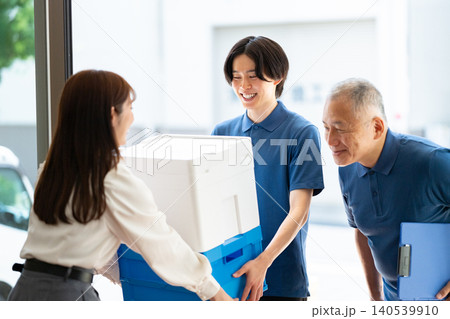 納品する配送スタッフ 140539910