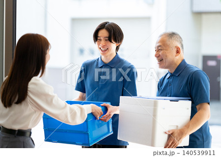 納品する配送スタッフ 納品する配送スタッフ 140539911