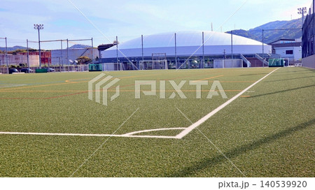 青空下の人工芝サッカーグラウンド背景 青空下の人工芝サッカーグラウンド背景 140539920