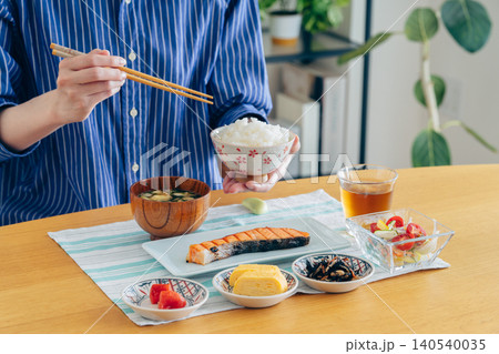 家で朝食を食べる若い女性の手元 家で朝食を食べる若い女性の手元 140540035