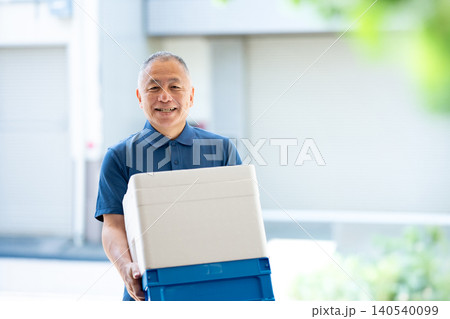 配送するスタッフ 140540099