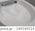 泡洗浄中の洋式トイレ 140540514