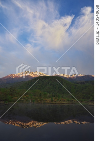 朝焼けの乗鞍高原一の瀬園地　まいめの池から水鏡の乗鞍岳を望む 140540669