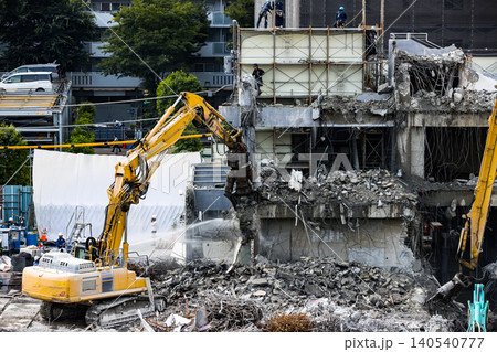 新所沢パルコ解体工事現場　重機バックホウ 140540777