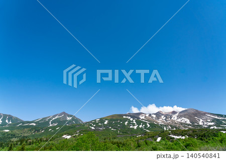《北海道》日本の自然風景 十勝岳望岳台から望む春の山々(令和8年6月) 《北海道》日本の自然風景 十勝岳望岳台から望む春の山々(令和8年6月) 140540841
