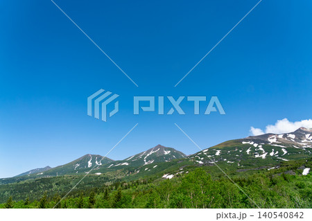 《北海道》日本の自然風景 十勝岳望岳台から望む春の山々(令和8年6月) 《北海道》日本の自然風景 十勝岳望岳台から望む春の山々(令和8年6月) 140540842