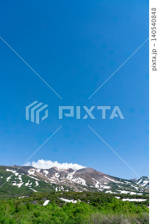《北海道》日本の自然風景 十勝岳望岳台から望む春の山々（令和8年6月） 140540848