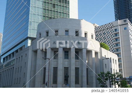 難波橋から見る大阪証券取引所 140541055