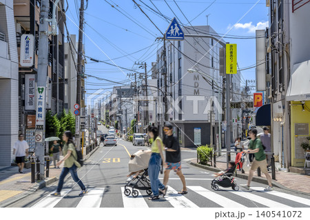 東京都世田谷区の都市風景 奥沢駅前を行き交う人々 東京都世田谷区の都市風景 奥沢駅前を行き交う人々 140541072