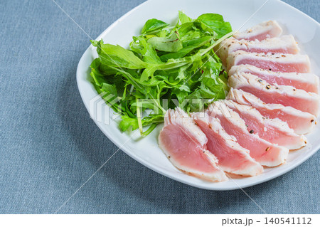 レアに仕上げたマグロステーキとベビーリーフの盛り付け レアに仕上げたマグロステーキとベビーリーフの盛り付け 140541112
