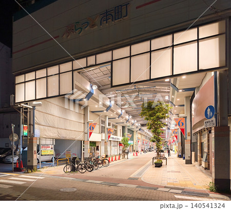 夜のアーケード街にある商店街（ぷらっと本町） 140541324