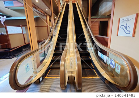玉造温泉の旅館館内にある和風のデザインエスカレーター 玉造温泉の旅館館内にある和風のデザインエスカレーター 140541493