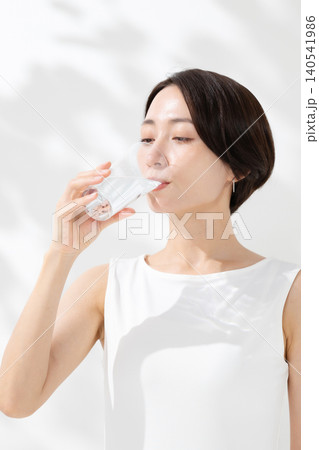 水を飲む女性 水を飲む女性 140541986