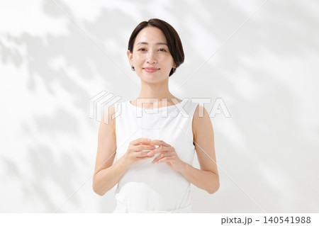 水を飲む女性 140541988