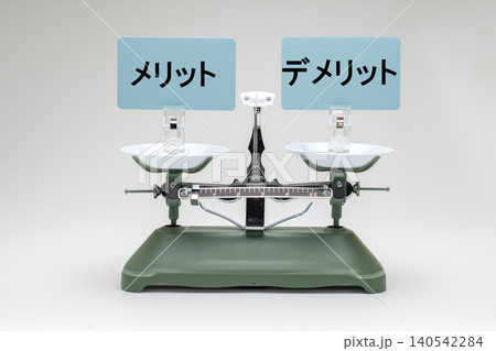 物事の長所と短所や導入効果を天秤にかけてどちらに傾くかバランスを検証しているビジネス写真 140542284