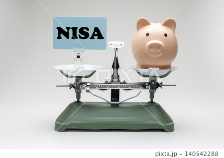 天秤の上のNISAのカードと豚の貯金箱で資産運用と貯蓄のバランスや選択を表現したイメージ写真 140542288