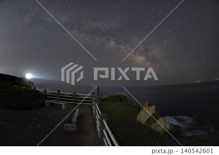 外房の断崖の海岸から見る天の川の星空と灯台の光・千葉県 外房の断崖の海岸から見る天の川の星空と灯台の光・千葉県 140542601