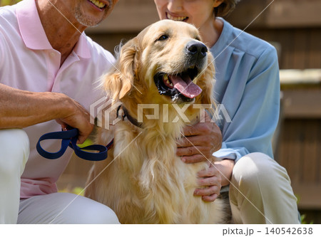 愛犬を撫でるシニア夫婦 愛犬を撫でるシニア夫婦 140542638