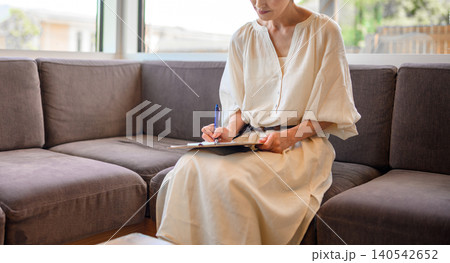 ソファで書き仕事をする女性 ソファで書き仕事をする女性 140542652
