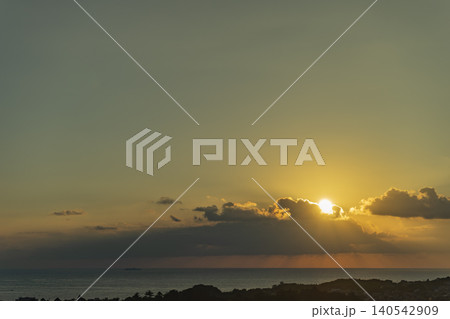 夕暮れの静寂―東尋坊がある街からの夕陽 140542909