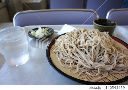 つゆと薬味で楽しむ冷たいざるそば 140543459