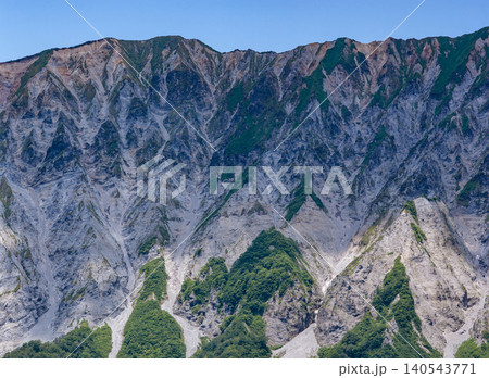 大山南壁の荒々しい岩肌 140543771