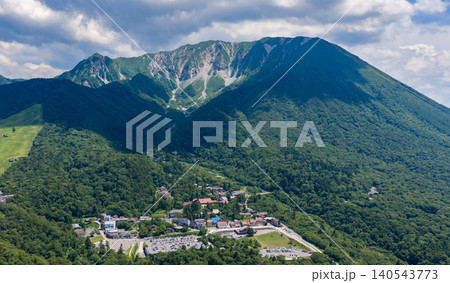 大山北壁と大山寺高原の眺望 大山北壁と大山寺高原の眺望 140543773