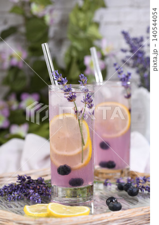 lavender spritz cocktail 140544054