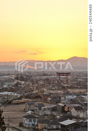 朝日と弥彦大鳥居と弥彦の街並み(新潟県弥彦村) 朝日と弥彦大鳥居と弥彦の街並み(新潟県弥彦村) 140544489