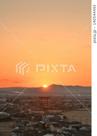 朝日と弥彦大鳥居と弥彦の街並み(新潟県弥彦村) 朝日と弥彦大鳥居と弥彦の街並み(新潟県弥彦村) 140544493