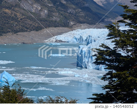 Observation walkways overlooking Perito Moreno Glacier Observation walkways overlooking Perito Moreno Glacier 140548052