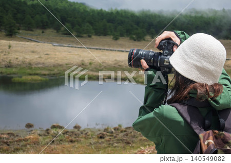 池の平湿原の鏡池を撮影する女性　長野県東御市 140549082