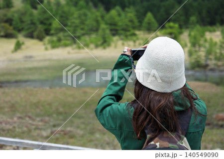 池の平湿原の鏡池を撮影する女性 長野県東御市 池の平湿原の鏡池を撮影する女性 長野県東御市 140549090