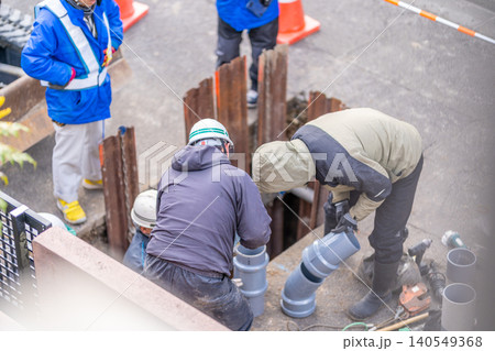 道路を掘削して行う下水道や水道管の埋設・補修工事 土留め 矢板 ライフライン 樹脂系管 強プラ管 140549368